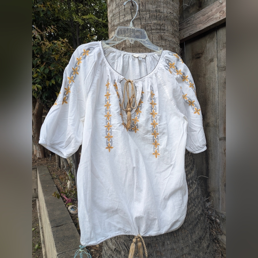 Lucky Brand Embroidered White Peasant Top – Like New (Size M)
